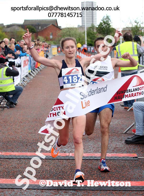 Alyson Dixon (Sunderland Strollers) wins the Sunderand City Half Marathon. Photo: David T. Hewitson/Sports for All Pics